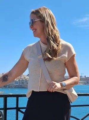 Lisa Exposed Seam Short Sleeve Top in Taupe