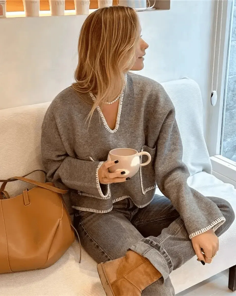 Zarina – Elegant design – V-neck sweater