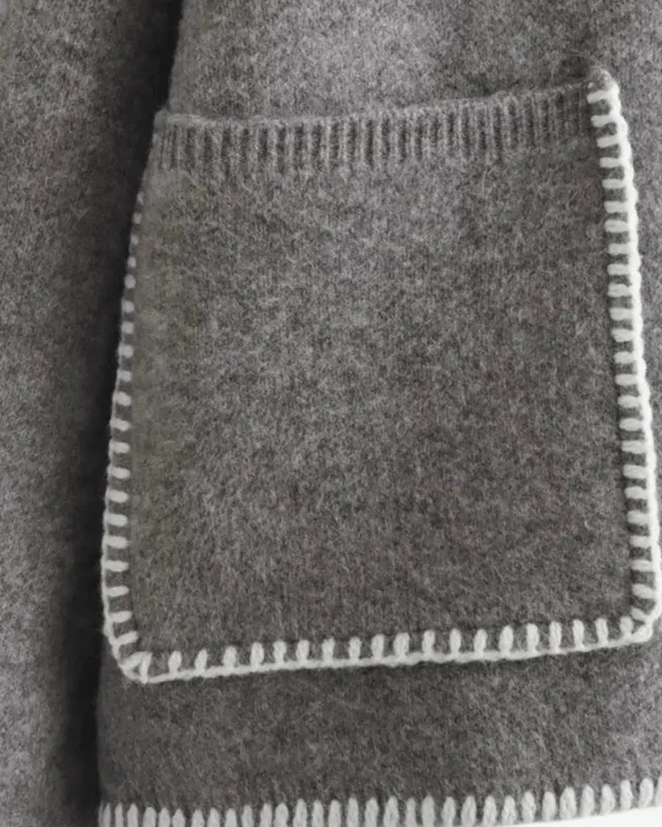Zarina – Elegant design – V-neck sweater
