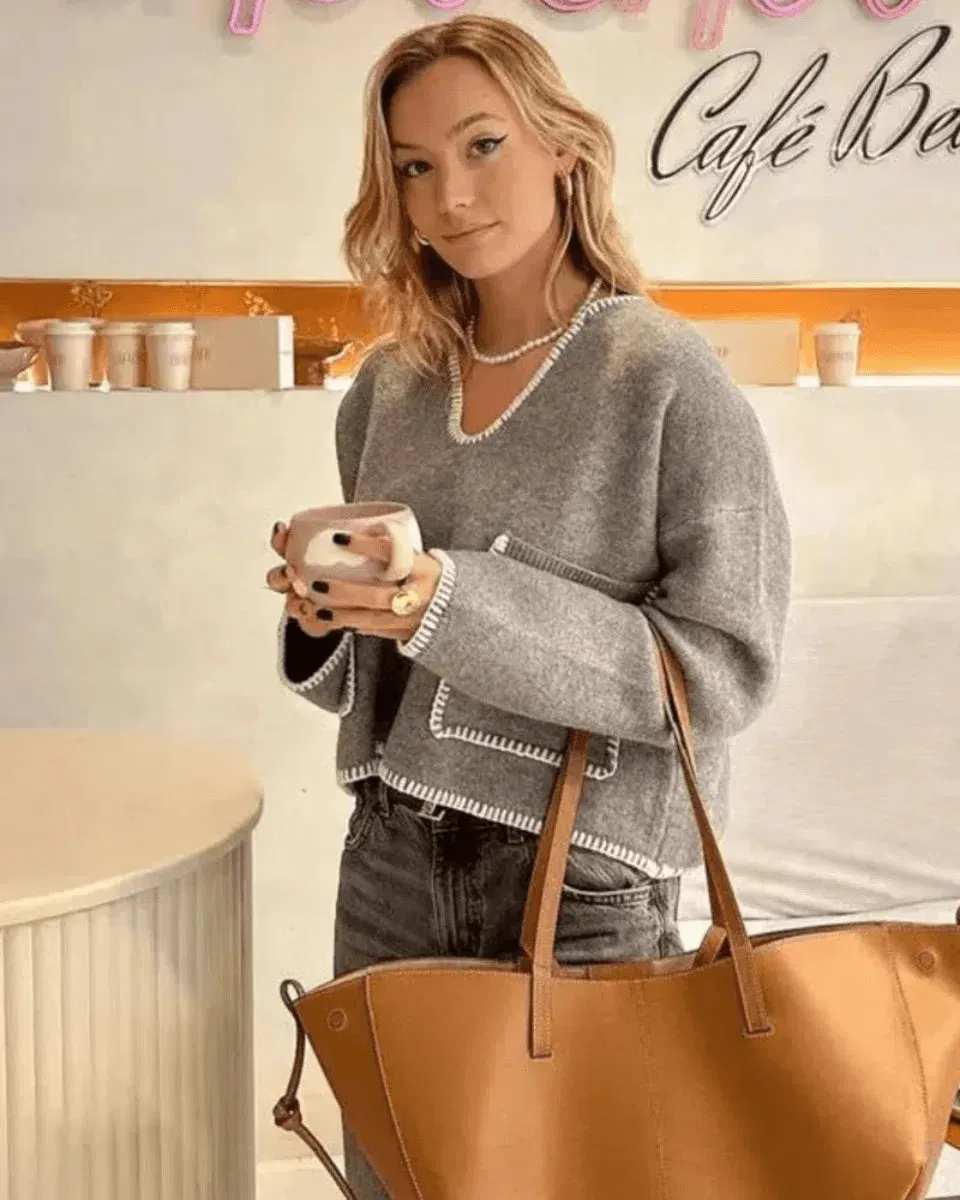 Zarina – Elegant design – V-neck sweater